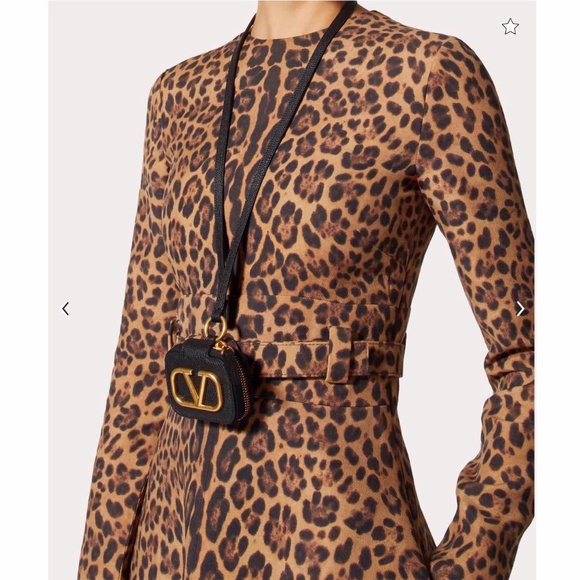 VALENTINO GARAVANI VLogo Calfskin Airpods Pro Case With Leather Strap - Picture 4 of 16